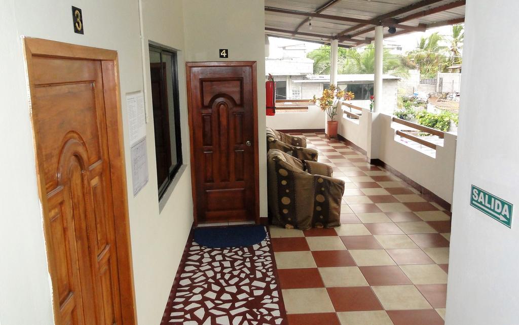 Hostal Arena Negra Puerto Ayora  Buitenkant foto